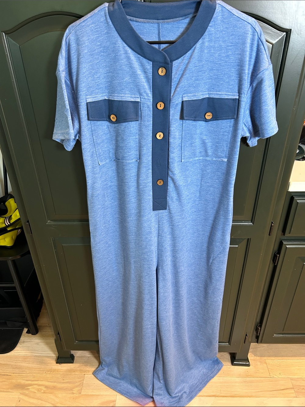 Short-Sleeve Blue Henley jumpsuit with Pocket Details